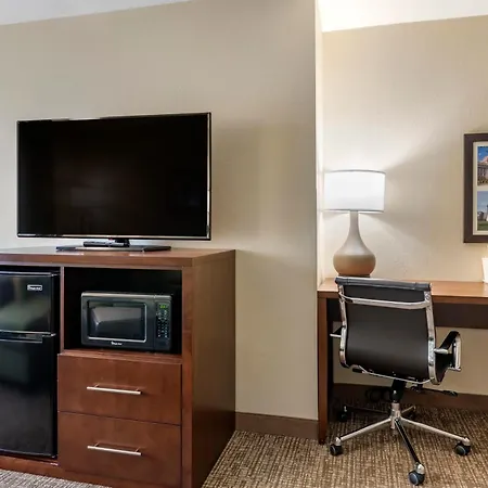 Comfort Inn & Suites Pueblo-3