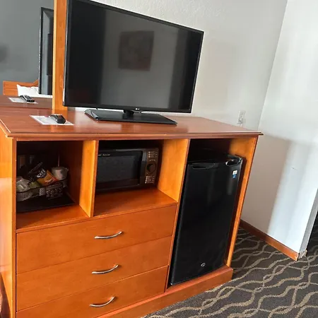 Econo Lodge Inn & Suites-2