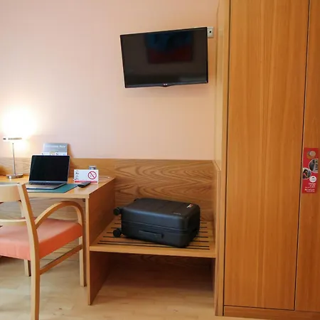 An der Persiluhr Stadt-gut-Hotel-2