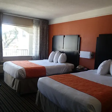 Howard Johnson By Wyndham Historic Lake Charles-3