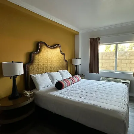 Howard Johnson By Wyndham Bakersfield-2