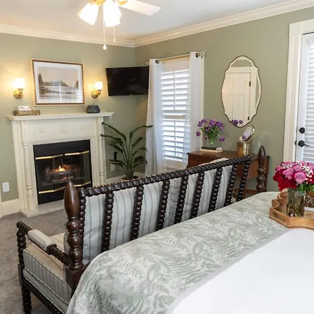 White Doe Inn Bed & Breakfast-3