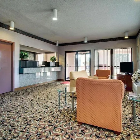 Econo Lodge Inn & Suites Forest-2