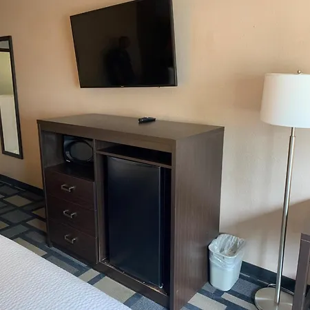 Days Inn By Wyndham Watertown-3