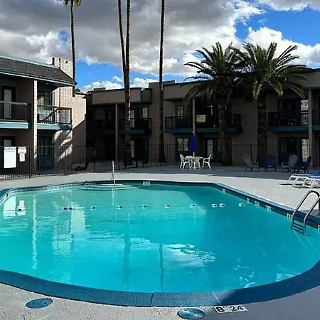 Super 8 By Wyndham Mesa Downtown Near Convention Center-3