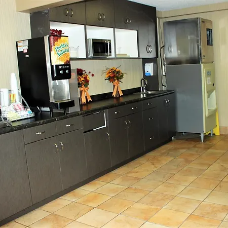 Super 8 By Wyndham Grand Forks-3