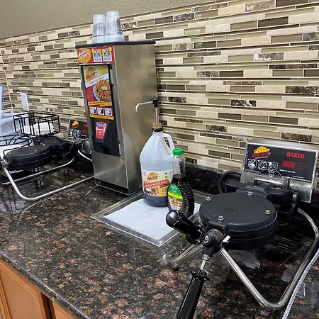 Travelodge By Wyndham Iowa City-2
