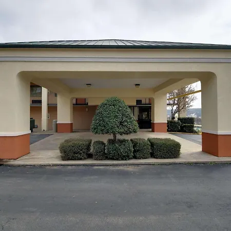 Quality Inn & Suites Clarksville-3