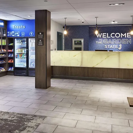 Hampton Inn Newark Airport-3