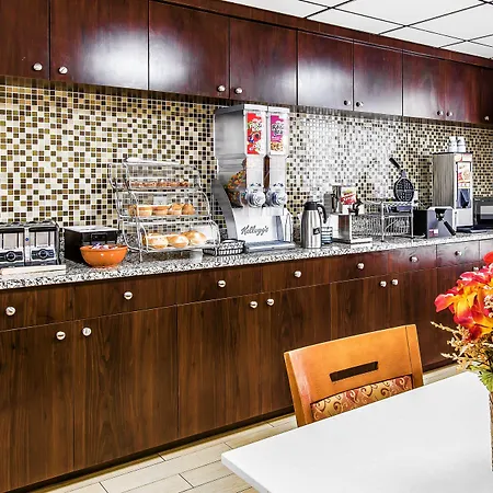 Econo Lodge Savannah Midtown-3