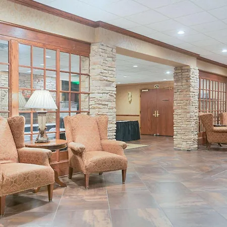 Ramada By Wyndham Plymouth Hotel & Conference Center-3