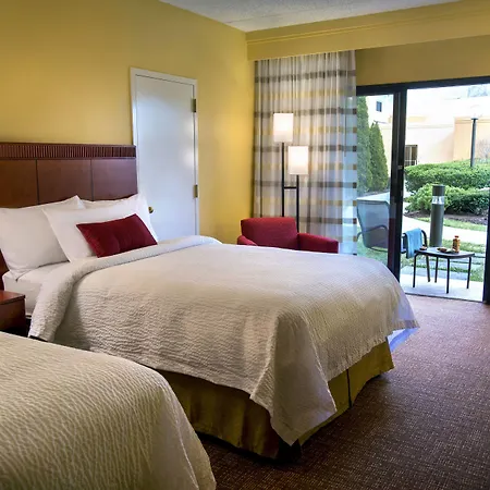 Courtyard By Marriott Norwalk-3