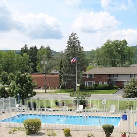 Howard Johnson By Wyndham Lenox-3