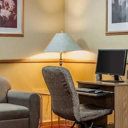 Quality Inn & Suites Shelbyville I-74-2