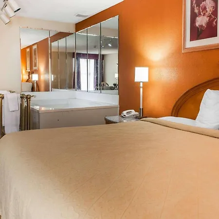 Quality Inn & Suites Shelbyville I-74-3