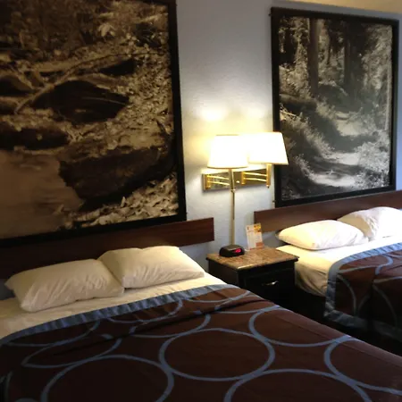 Super 8 By Wyndham New Castle-3