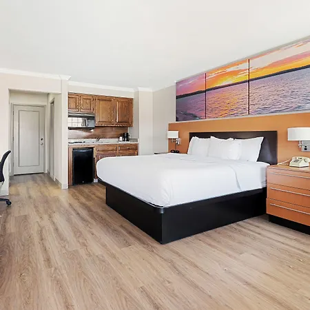 Days Inn & Suites By Wyndham Roseville/Detroit Area-3