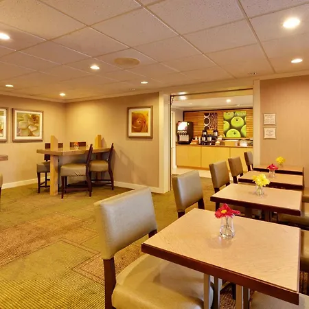 La Quinta By Wyndham Plattsburgh-2