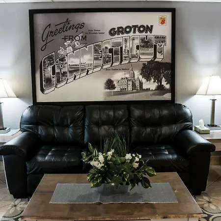 Super 8 By Wyndham Groton-3