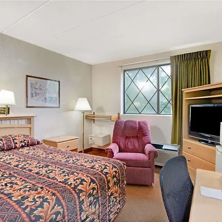 Super 8 By Wyndham Stamford/New York City Area-2