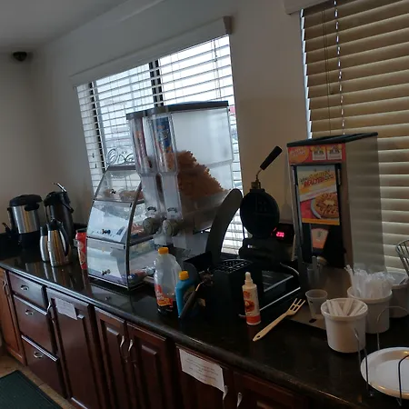 Super 8 By Wyndham Riverton-2