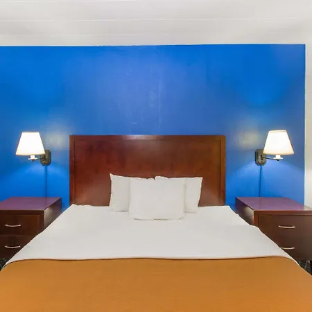 Travelodge By Wyndham Great Bend-3