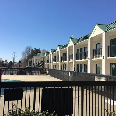 Quality Inn & Suites Hanes Mall-3