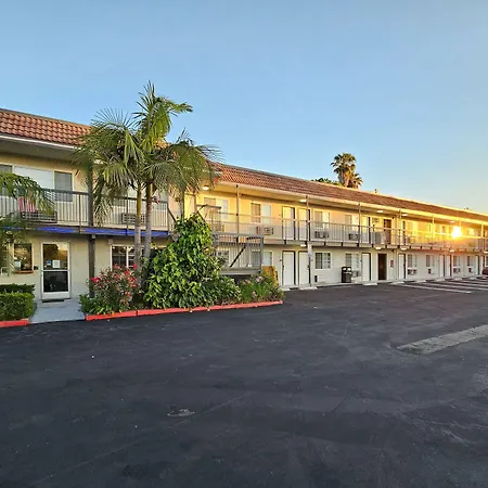 Travelodge Inn & Suites By Wyndham Fullerton-3