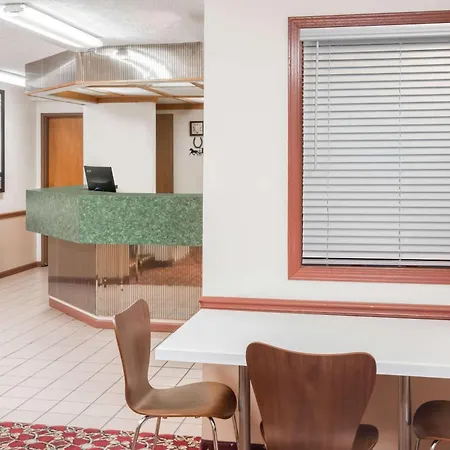 Super 8 By Wyndham Shipshewana-3