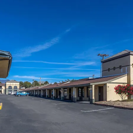 Super 8 By Wyndham Nau/Downtown Conference Center-3