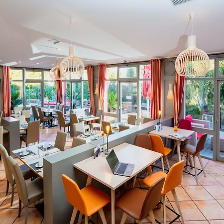 Brit Hotel Confort Nîmes Ouest - A9 sortie 25 - Pdj dès 5h30 - Parking PV - Terrasse&jardin - Pet friendly - Séminaire - Accueil groupe-2