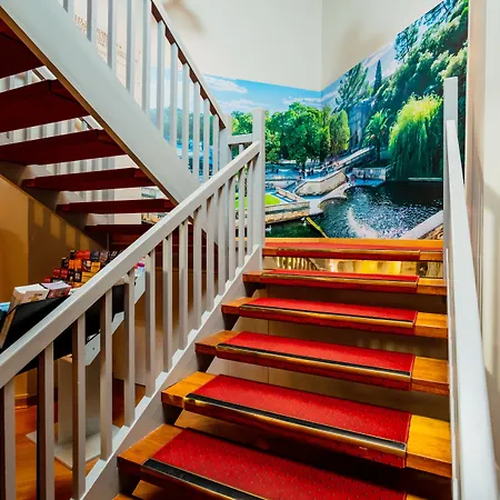 Brit Hotel Confort Nîmes Ouest - A9 sortie 25 - Pdj dès 5h30 - Parking PV - Terrasse&jardin - Pet friendly - Séminaire - Accueil groupe-3