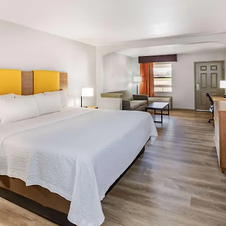 Days Inn & Suites By Wyndham Huntsville-2