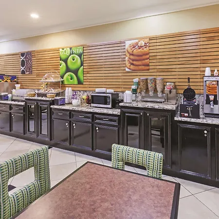 La Quinta By Wyndham Pearland-3
