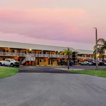 Travelodge Suites By Wyndham Lake Okeechobee-3