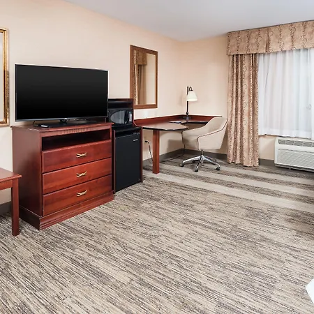 Hampton Inn & Suites Greensburg-2