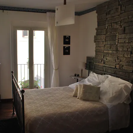 Casa tipica siciliana patronale home BedandBreakfast TreMetriSoprailCielo Camere con vista, colazione interna in terrazzo panoramico-3