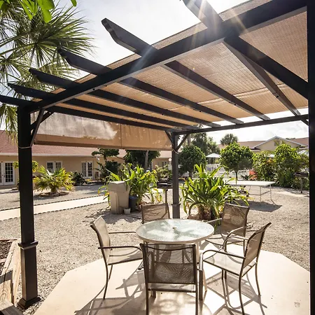 Island Sun Inn & Suites - Historic Venice & Beach Getaway-2