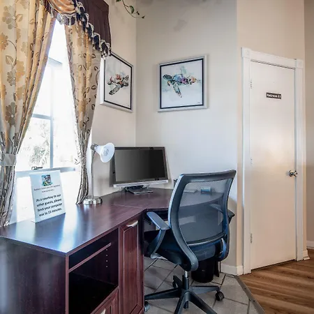 Island Sun Inn & Suites - Historic Venice & Beach Getaway-3