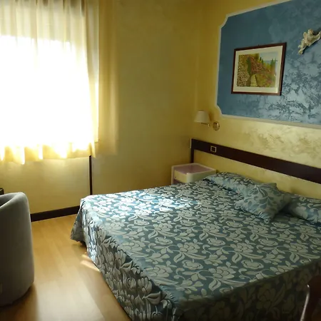Benny Hotel-2