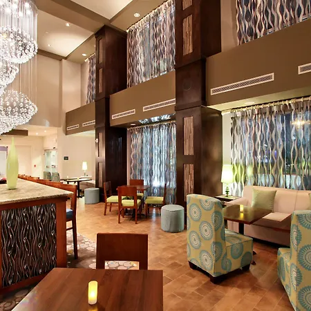 Hampton Inn & Suites Winnie-2