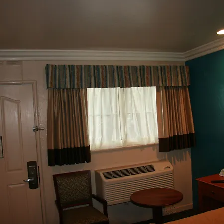Civic Center Lodge / Lake Merritt Bart-2