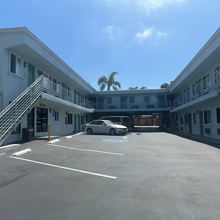 Super 8 By Wyndham Oceanside Downtown-3