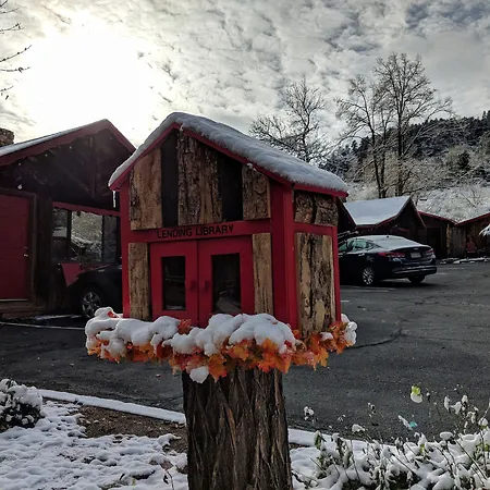 Foot Of The Mountain Motel-3