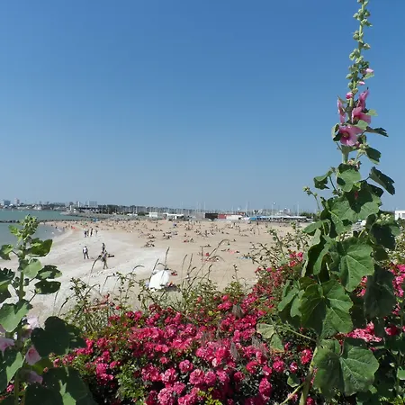 Résidence avec Piscine face au port 200m plage-3