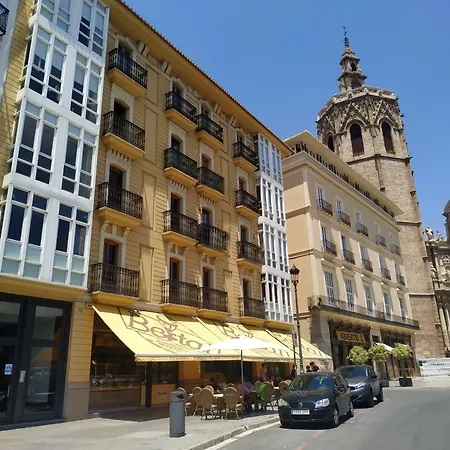 Flats Friends Plaza De La Reina-2