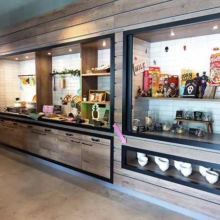 Moxy Simmern-2