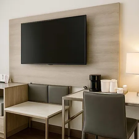 Travelodge By Wyndham Lax-2