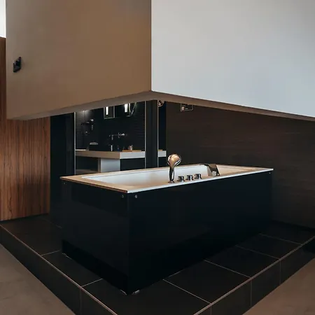 Carbon Hotel-3