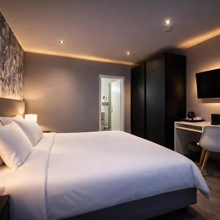 La Reine Hotel & Restaurant-3